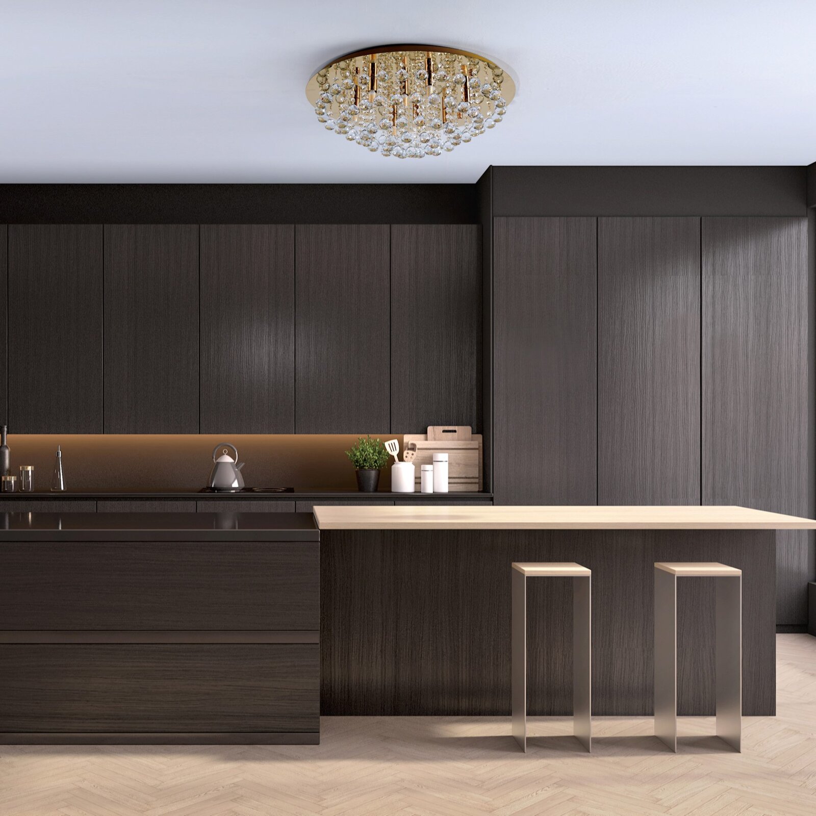 Moderne plafondlamp met kristallen hangers in een stijlvolle keuken, van onderaf gezien.