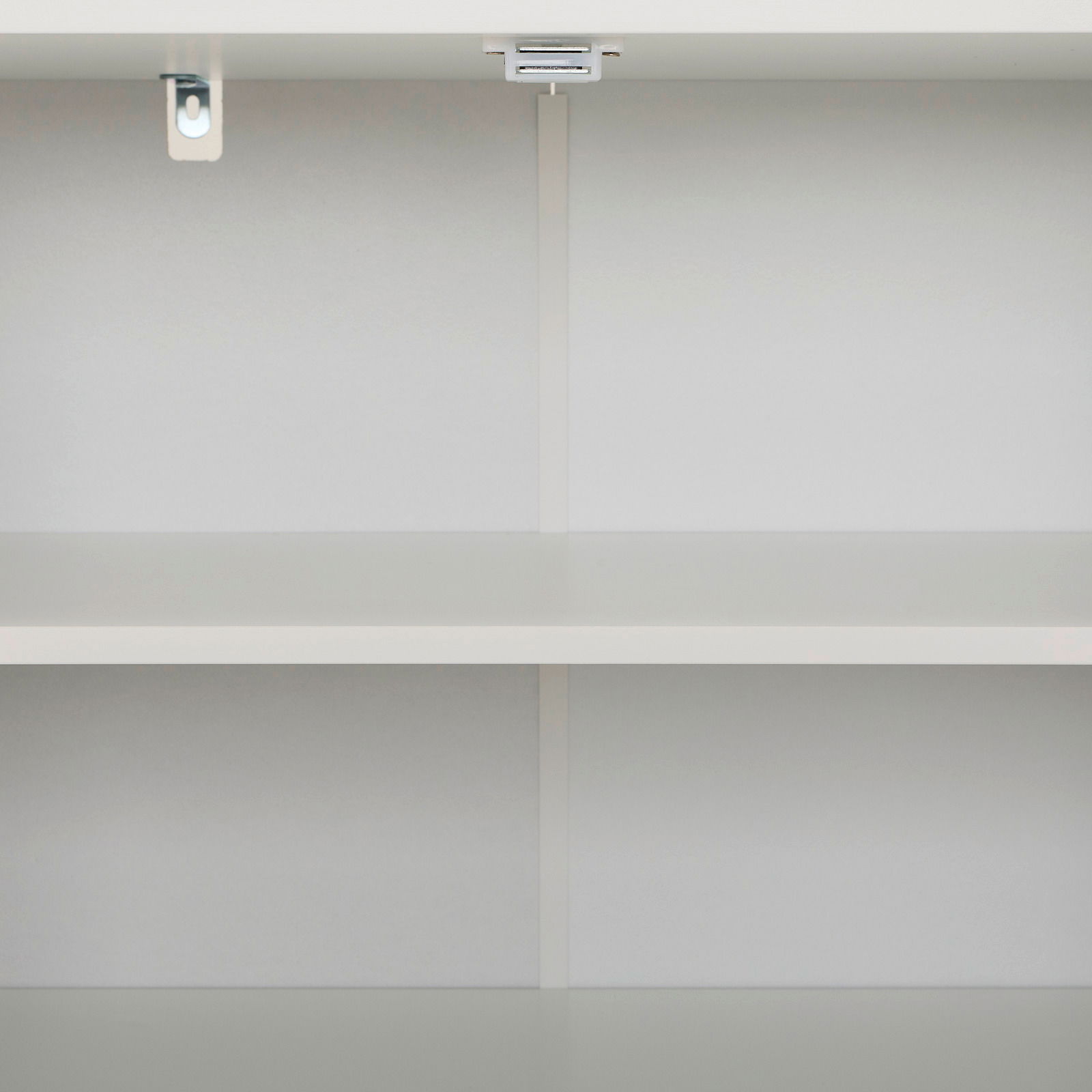 Innenansicht eines weißen Sideboards mit zwei Regalböden, frontal betrachtet.