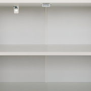 Innenansicht eines weißen Sideboards mit zwei Regalböden, frontal betrachtet.