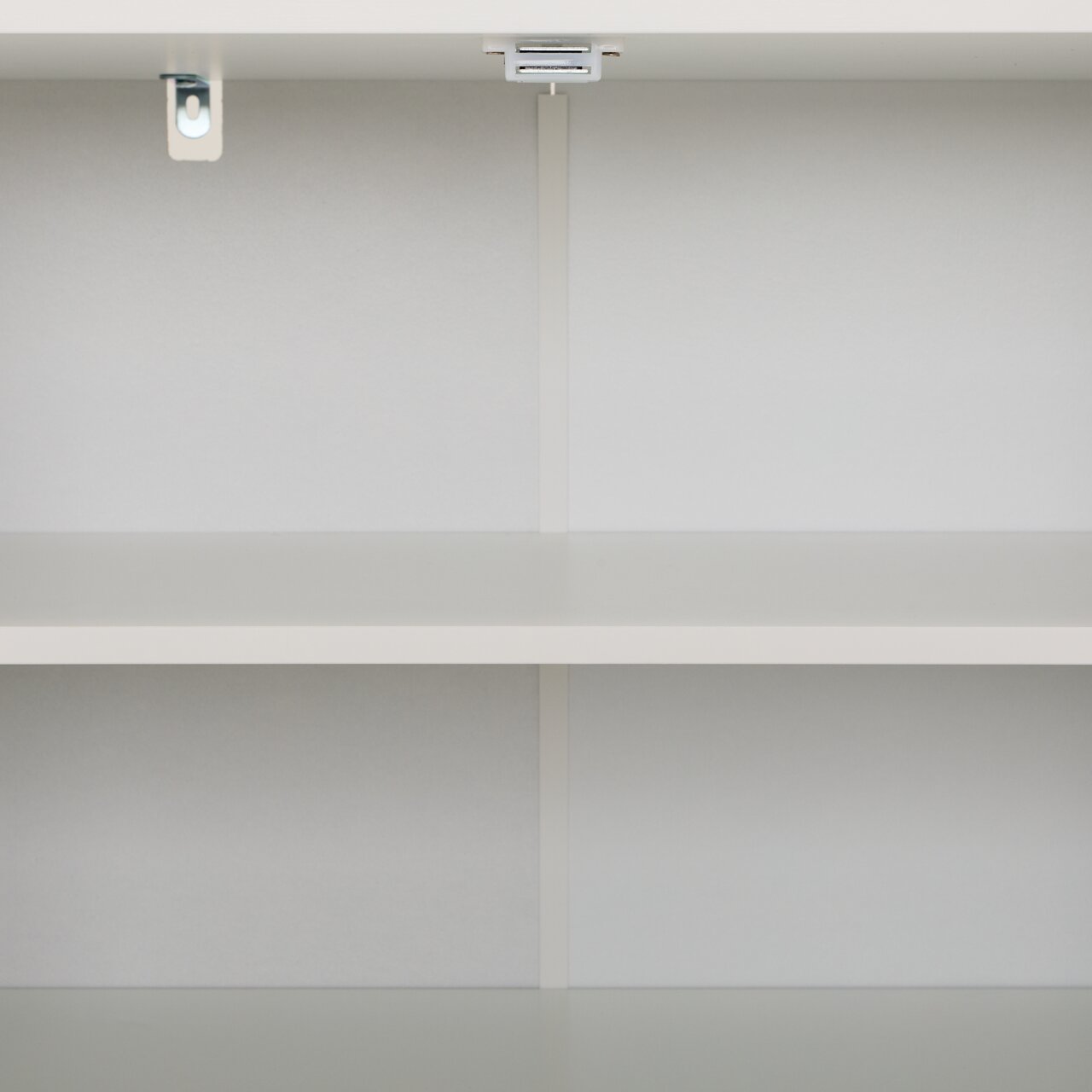 Innenansicht eines weißen Sideboards mit zwei Regalböden, frontal betrachtet.