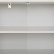 Innenansicht eines weißen Sideboards mit zwei Regalböden, frontal betrachtet.