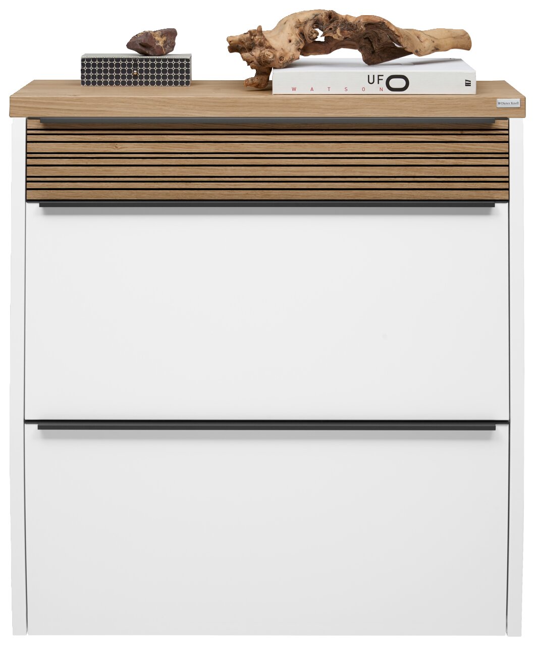 Moderner Hängeschuhschrank in Weiß mit Holzdetails, frontal fotografiert, dekoriert mit Büchern und Dekorationsobjekten auf der Oberseite.