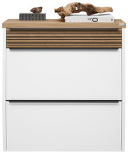 Moderner Hängeschuhschrank in Weiß mit Holzdetails, frontal fotografiert, dekoriert mit Büchern und Dekorationsobjekten auf der Oberseite.