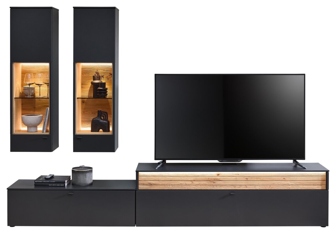 Moderne Wandkombination mit zwei hohen Vitrinen und einem TV-Board in schwarzem Design mit Holzdetails, frontal betrachtet.