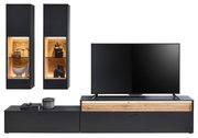 Moderne Wandkombination mit zwei hohen Vitrinen und einem TV-Board in schwarzem Design mit Holzdetails, frontal betrachtet.