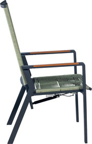 Moderner Outdoor-Stuhl mit dunkelgrauem Metallgestell, grünem Seilgeflecht an Sitz und Rückenlehne sowie Armlehnen mit Holzauflage, seitliche Ansicht in leichter Perspektive von hinten auf weißem Hintergrund
