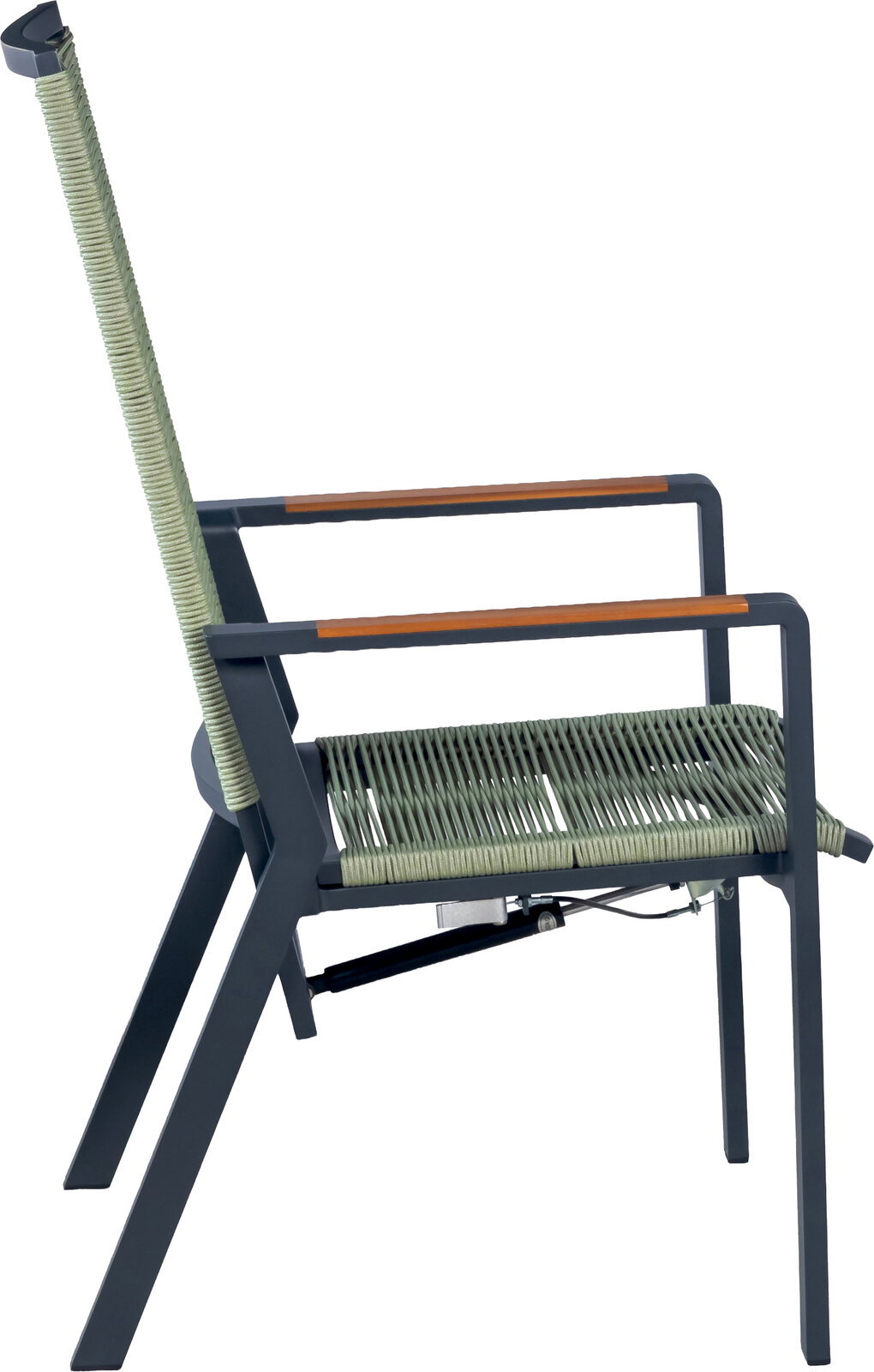Moderner Outdoor-Stuhl mit dunkelgrauem Metallgestell, grünem Seilgeflecht an Sitz und Rückenlehne sowie Armlehnen mit Holzauflage, seitliche Ansicht in leichter Perspektive von hinten auf weißem Hintergrund