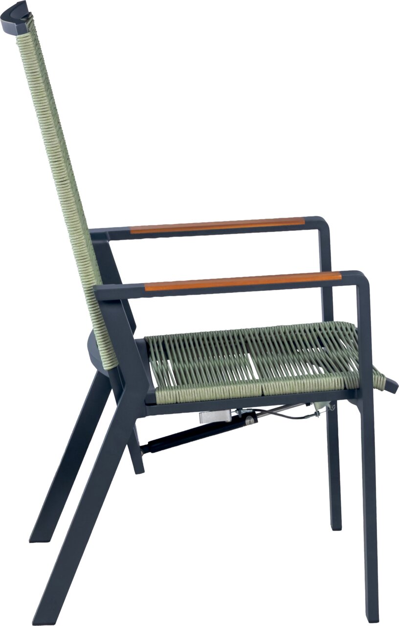 Moderner Outdoor-Stuhl mit dunkelgrauem Metallgestell, grünem Seilgeflecht an Sitz und Rückenlehne sowie Armlehnen mit Holzauflage, seitliche Ansicht in leichter Perspektive von hinten auf weißem Hintergrund