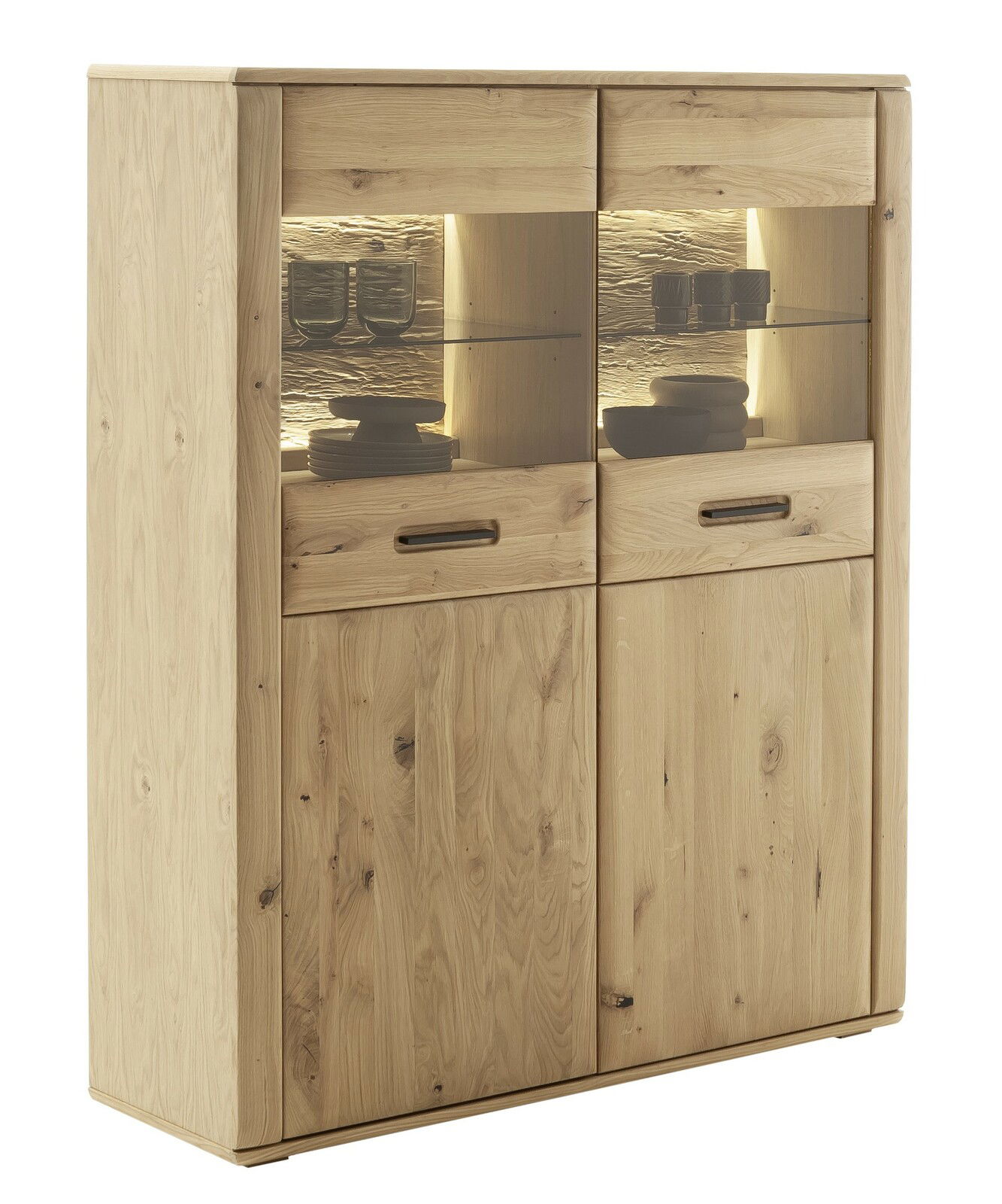 Hochwertige Vitrine aus Holz mit Glaseinsätzen und Beleuchtung, frontal fotografiert.