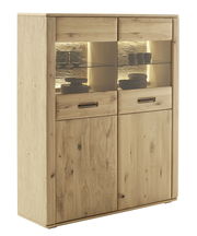 Hochwertige Vitrine aus Holz mit Glaseinsätzen und Beleuchtung, frontal fotografiert.