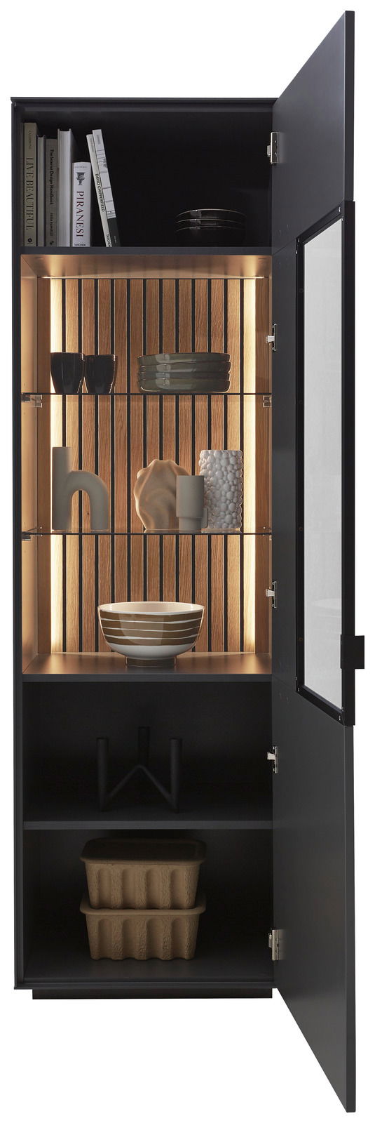 Geöffnete Vitrine mit moderner Innenbeleuchtung, dekorativen Objekten und Büchern, aus der Frontalperspektive betrachtet.