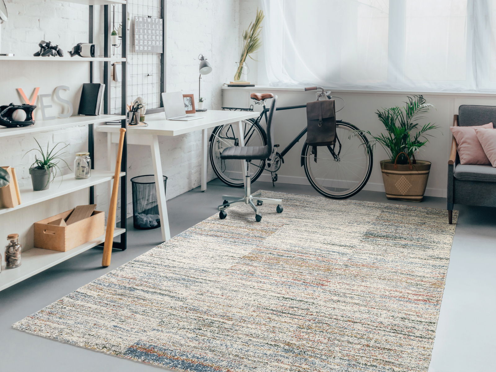 Moderner Frisé-Teppich in einem stilvollen, hellen Arbeitszimmer mit Schreibtisch, Fahrrad und Pflanzen, aus der Perspektive des Raumes betrachtet.