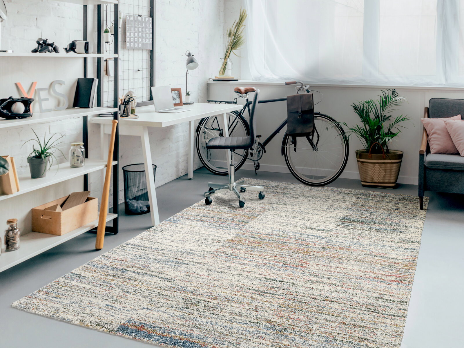 OCI Frisé-Teppich NEW VILLA Moderner Frisé-Teppich in einem stilvollen, hellen Arbeitszimmer mit Schreibtisch, Fahrrad und Pflanzen, aus der Perspektive des Raumes betrachtet.