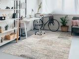 Moderner Frisé-Teppich in einem stilvollen, hellen Arbeitszimmer mit Schreibtisch, Fahrrad und Pflanzen, aus der Perspektive des Raumes betrachtet.