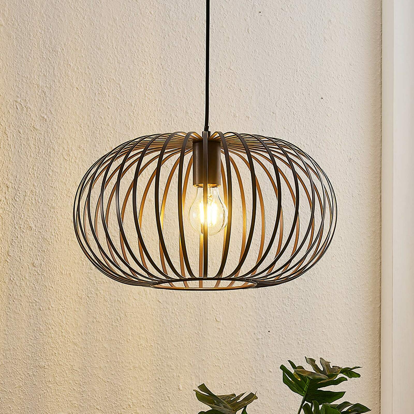 Moderne Hängeleuchte mit offenem, kugelförmigem Drahtdesign und sichtbarer Glühbirne, seitliche Perspektive.