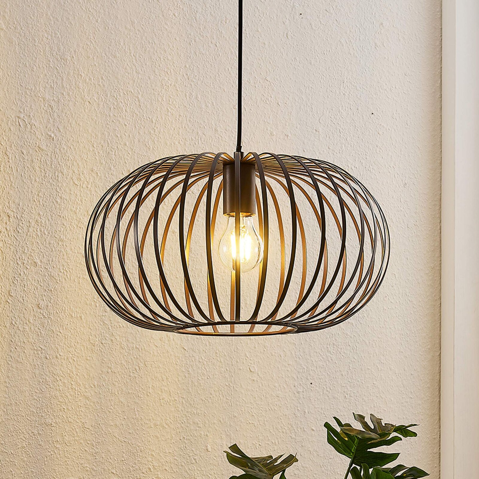 Moderne hanglamp met een open, bolvormig draadontwerp en zichtbare gloeilamp, gezien vanaf de zijkant.
