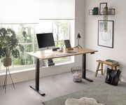 Moderner E-Schreibtisch in einem hellen Raum mit Blick auf ein großes Fenster, ausgestattet mit einem Computer, einer Lampe und Büromaterialien.