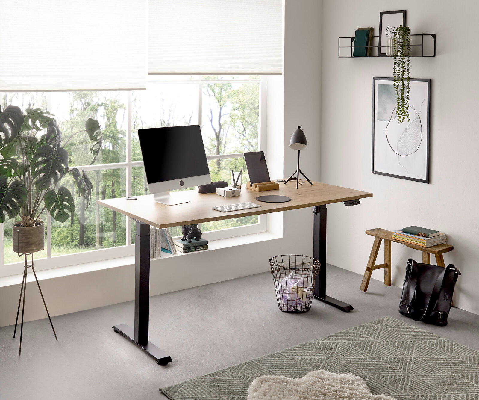 E-Serie E-Schreibtisch BEN Moderner E-Schreibtisch in einem hellen Raum mit Blick auf ein großes Fenster, ausgestattet mit einem Computer, einer Lampe und Büromaterialien.