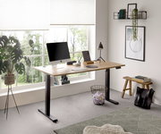 Moderner E-Schreibtisch in einem hellen Raum mit Blick auf ein großes Fenster, ausgestattet mit einem Computer, einer Lampe und Büromaterialien.