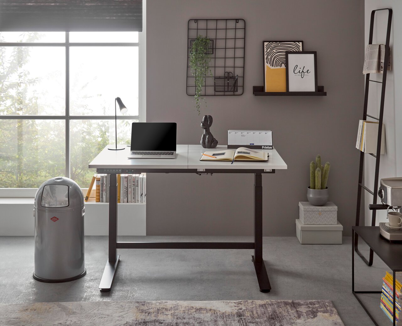 Een modern elektrisch bureau in een stijlvol kantoor met uitzicht op een groot raam, voorzien van een laptop, een lamp en decoratieve elementen.