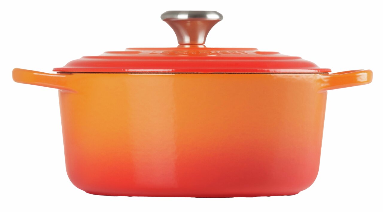 Seitliche Ansicht eines runden, ofenroten Bräters mit Deckel und Griffen.
