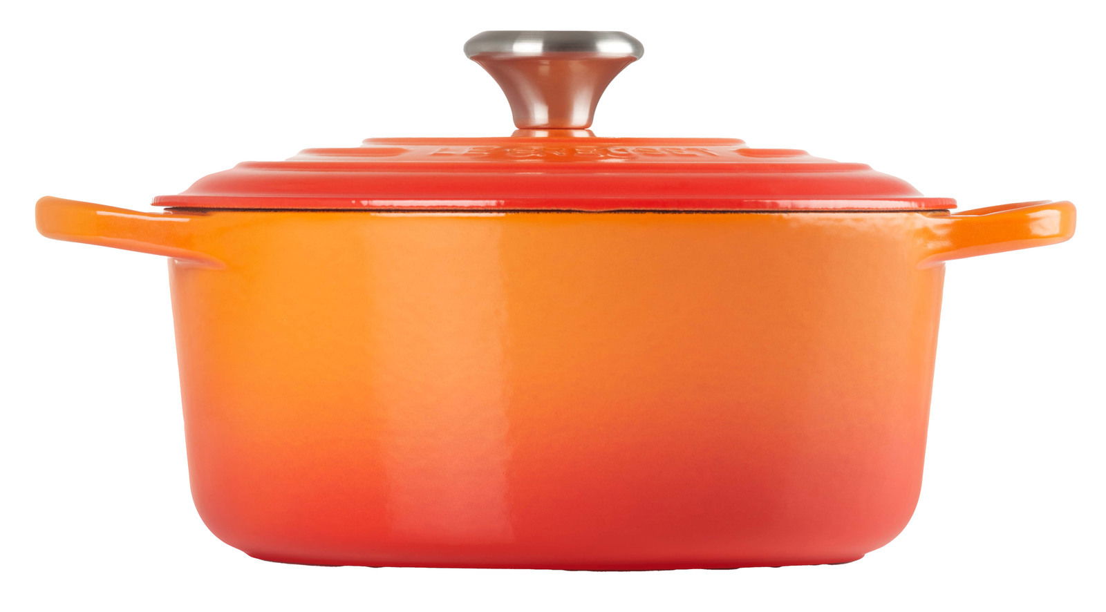 Seitliche Ansicht eines runden, ofenroten Bräters mit Deckel und Griffen.