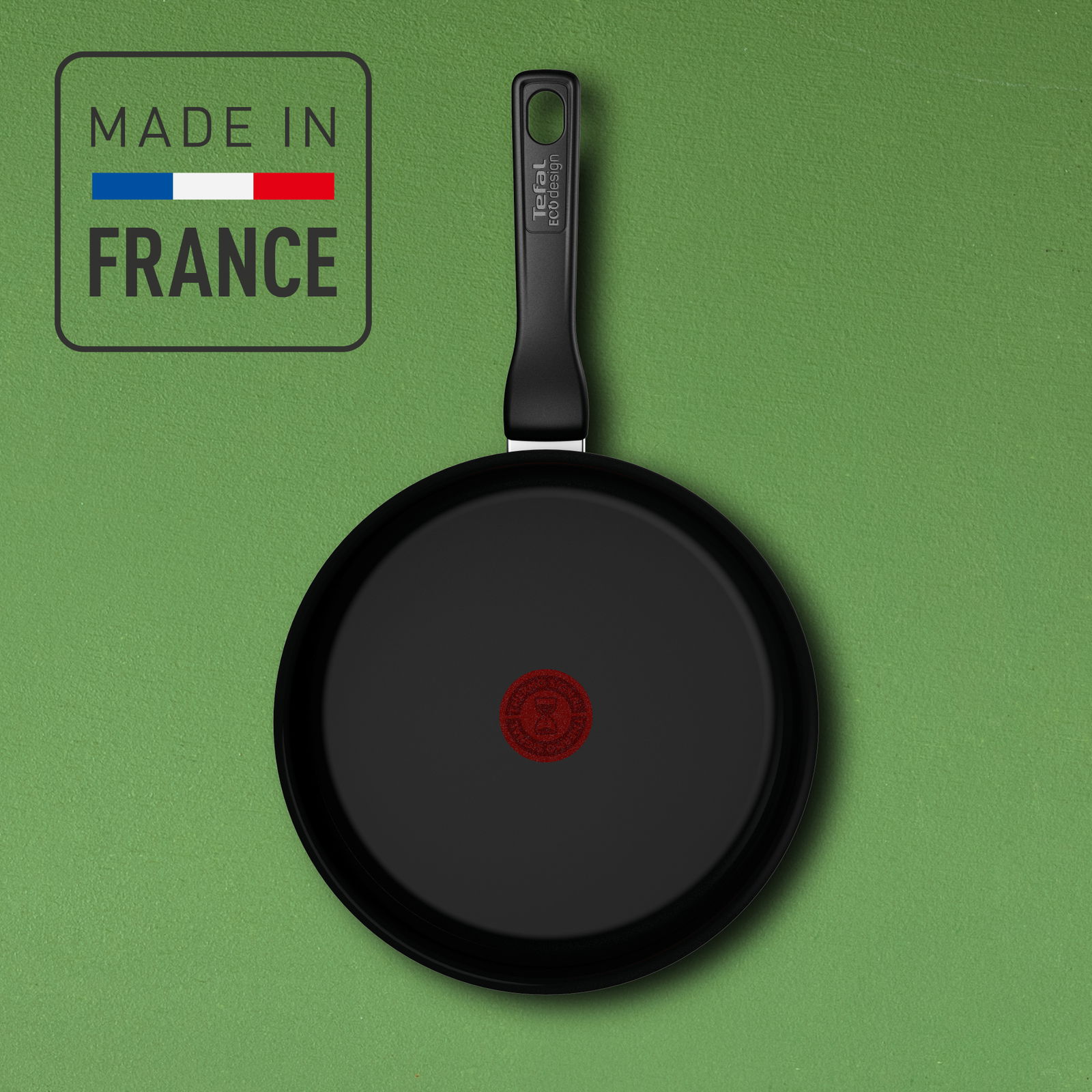 Keramik-Wokpfanne mit schwarzer Beschichtung und rotem Logo in der Mitte, Draufsicht, hergestellt in Frankreich.