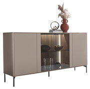 Modernes Sideboard in Beige mit Glasvitrine, dekoriert mit einer Vase und Skulptur, seitliche Perspektive