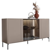 Modernes Sideboard in Beige mit Glasvitrine, dekoriert mit einer Vase und Skulptur, seitliche Perspektive