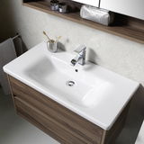 Moderner Waschtisch mit weißem Waschbecken und Holzunterschrank, seitliche Perspektive
