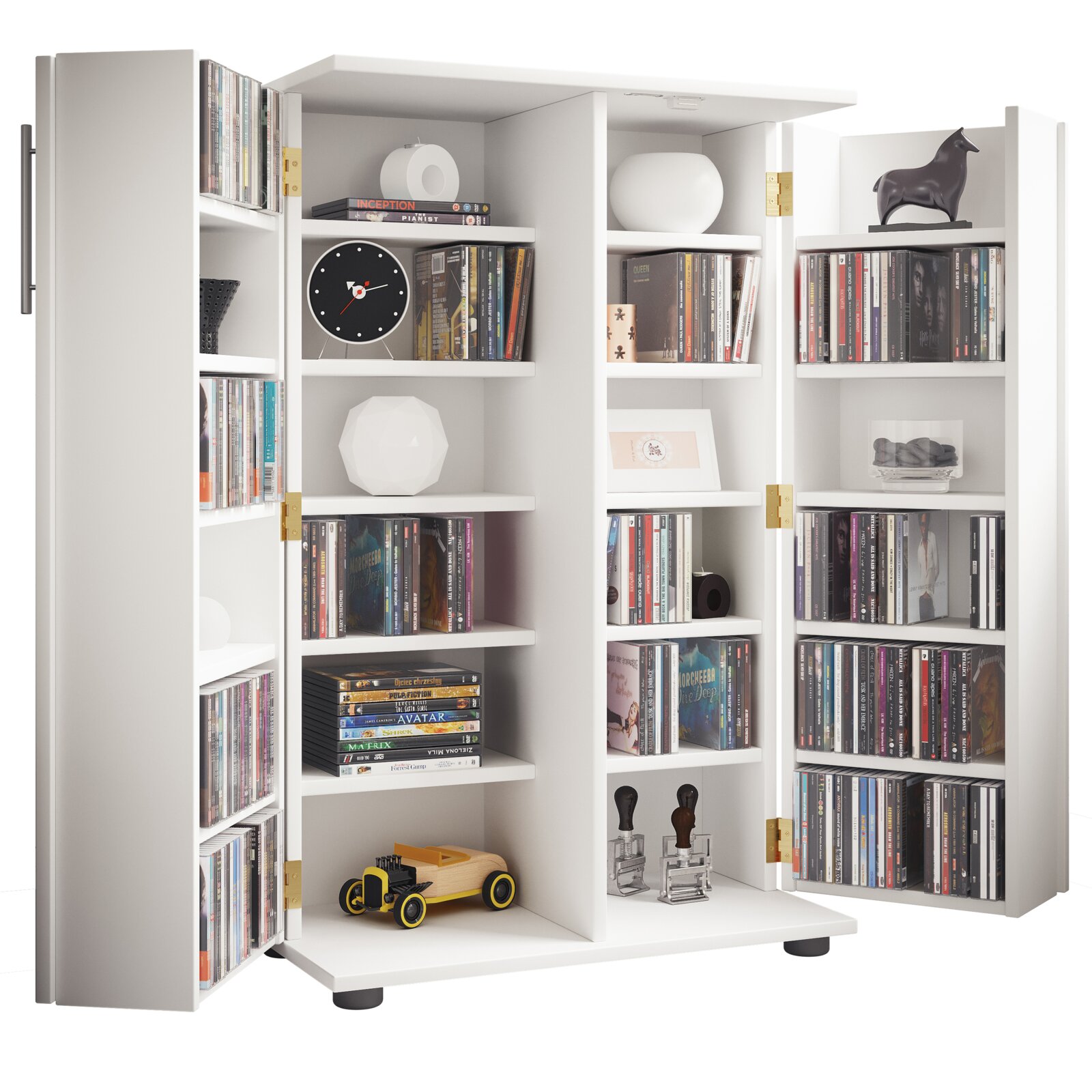 Weißer Medien- und CD/DVD-Schrank mit drei geöffneten Türen, gefüllt mit CDs und Dekoration, in schräger Frontansicht (leicht von rechts).