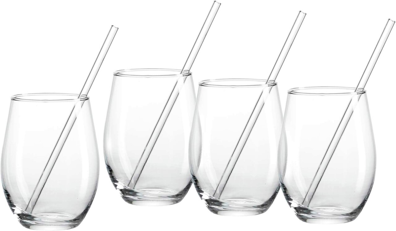 Vier transparente Gläser mit Strohhalmen, seitliche Perspektive.
