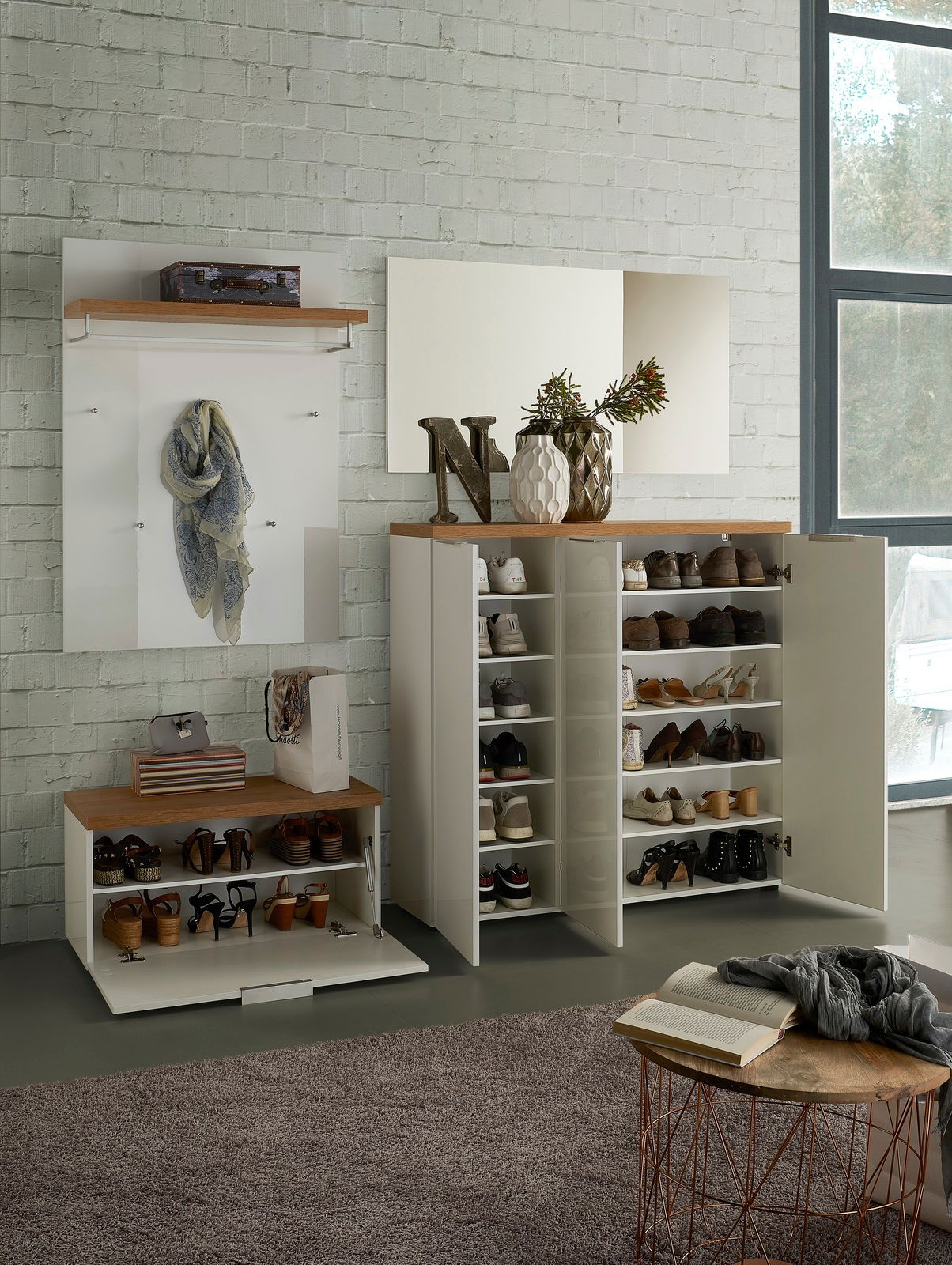 Moderne Garderobeneinrichtung mit Schuhschrank, Garderobenpaneel und Spiegel in einer hellen, stilvollen Umgebung. Frontalansicht.