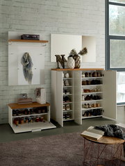 Moderne Garderobeneinrichtung mit Schuhschrank, Garderobenpaneel und Spiegel in einer hellen, stilvollen Umgebung. Frontalansicht.