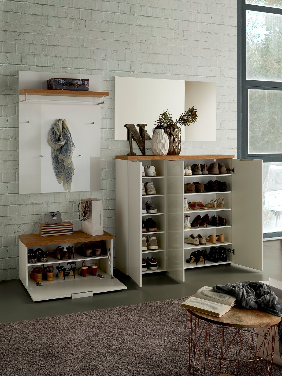 Moderne Garderobeneinrichtung mit Schuhschrank, Garderobenpaneel und Spiegel in einer hellen, stilvollen Umgebung. Frontalansicht.