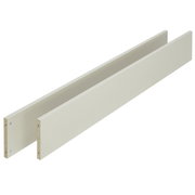 Twee witte houten platen in zijaanzicht, gebruikt voor de zijwanden