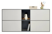 Modernes Sideboard in Weiß und Anthrazit mit offenen Mittelfächern und warmem LED-Licht, dekoriert mit Vase, Box und Lampe, frontal aus der Vorderansicht freigestellt auf weißem Hintergrund