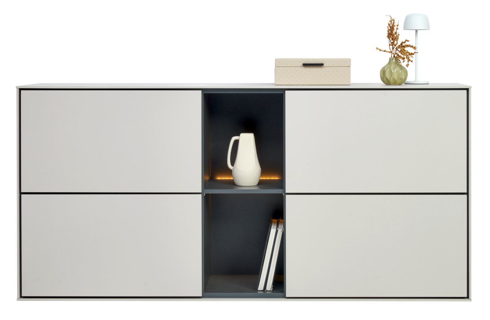 Modernes Sideboard in Weiß und Anthrazit mit offenen Mittelfächern und warmem LED-Licht, dekoriert mit Vase, Box und Lampe, frontal aus der Vorderansicht freigestellt auf weißem Hintergrund