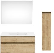 Frontale Ansicht einer Badkombination mit einem großen Spiegel, einem Waschbeckenunterschrank in Holzoptik und einem hohen, schmalen Schrank.