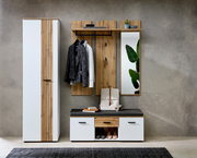 Garderobenpaneel in moderner Holz- und Weißoptik, frontal abgebildet, mit Kleiderhaken, Spiegel und Stauraum.