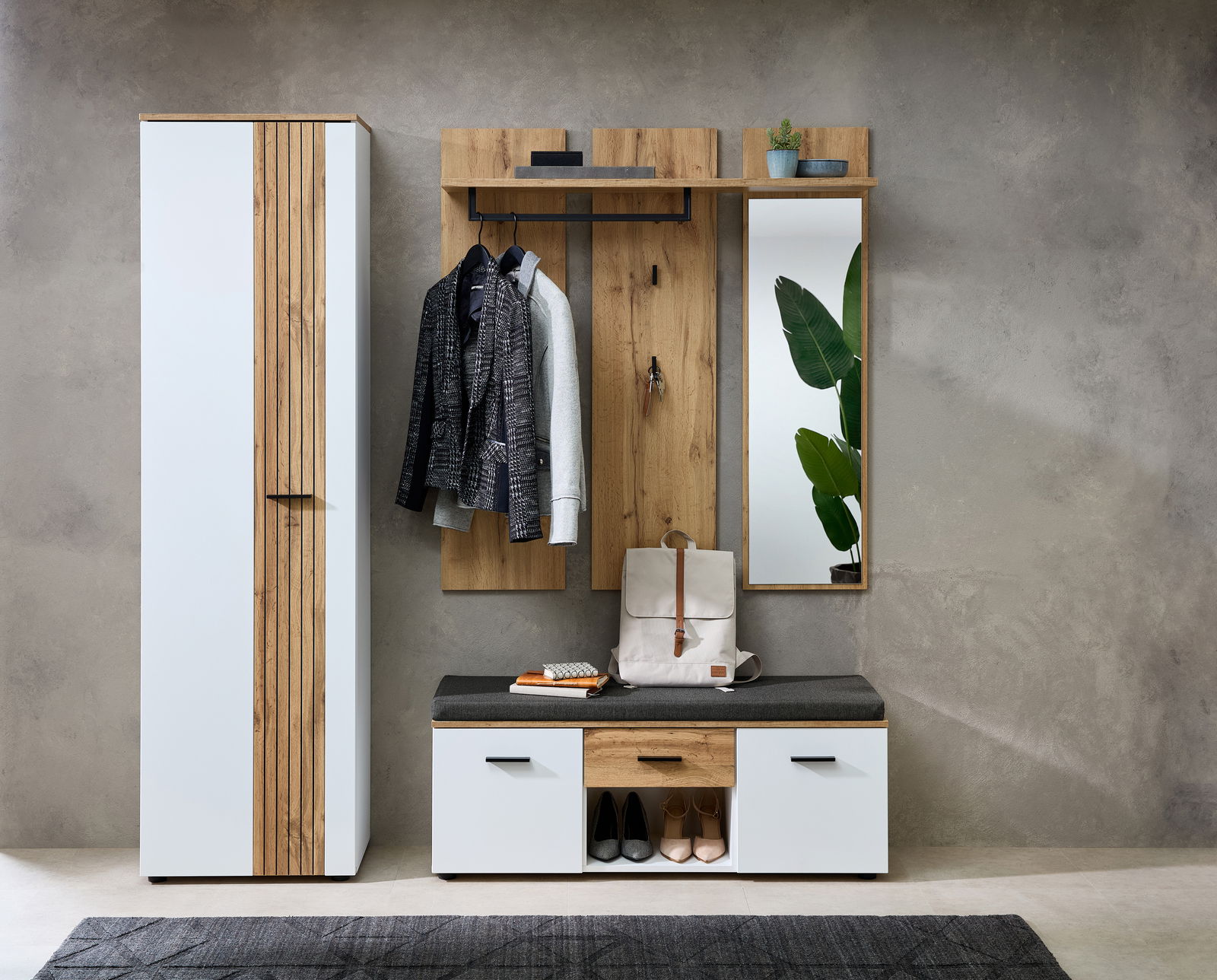 Garderobenpaneel in moderner Holz- und Weißoptik, frontal abgebildet, mit Kleiderhaken, Spiegel und Stauraum.