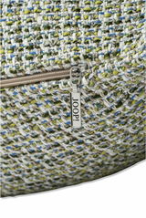 Nahaufnahme einer Zierkissenhülle mit grobem, mehrfarbigem Gewebe und einem Reißverschluss mit dem Schriftzug 'JOOP!'