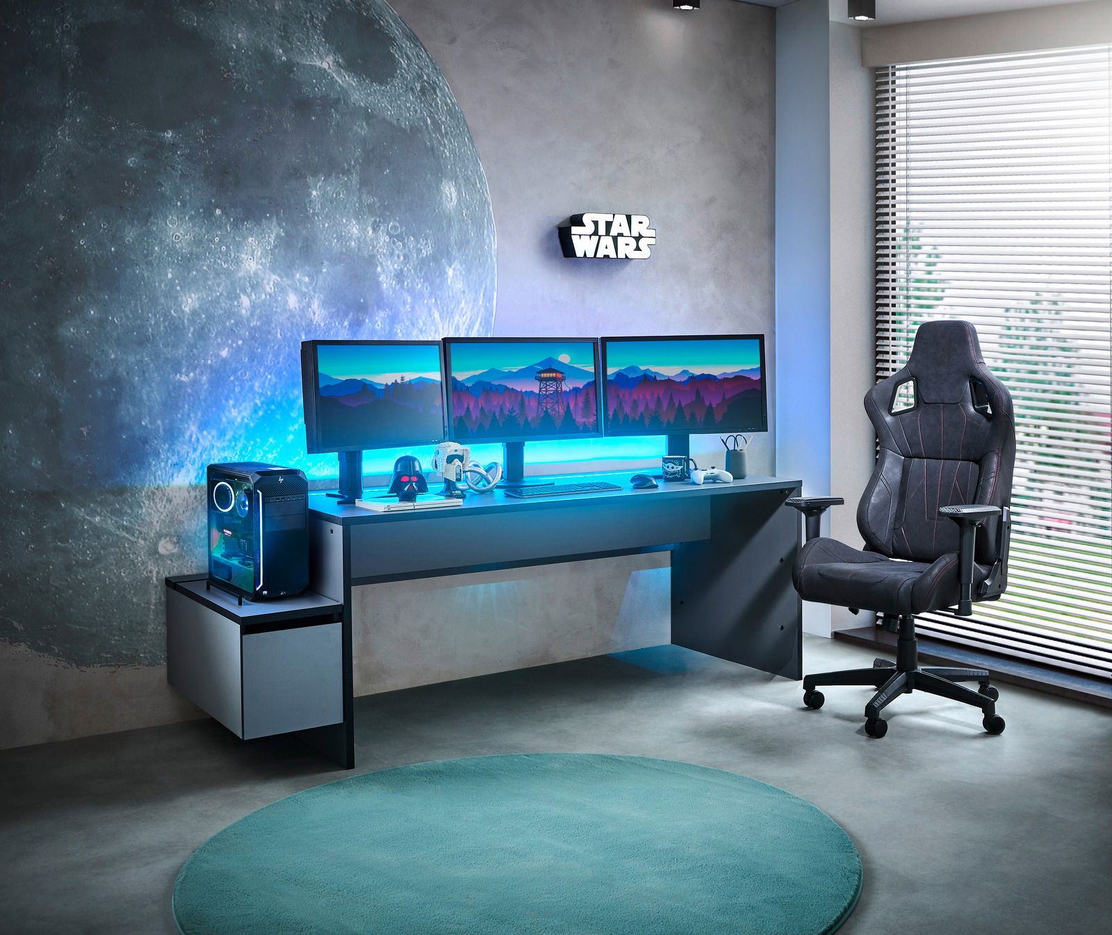 Gaming-Setup mit beleuchtetem Tisch, drei Monitoren, Towerunit und Gaming-Stuhl aus seitlicher Perspektive