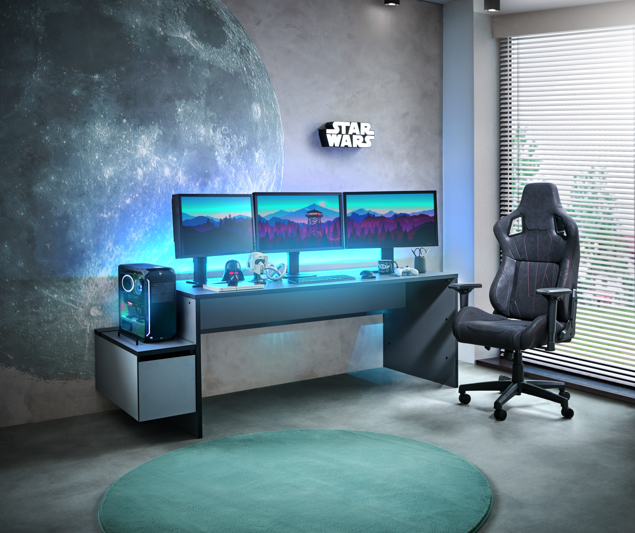 Novel Gamingtisch SUPERCHARGE Gaming-Setup mit beleuchtetem Tisch, drei Monitoren, Towerunit und Gaming-Stuhl aus seitlicher Perspektive