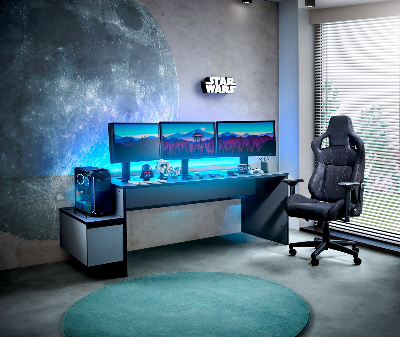 Gaming-Setup mit beleuchtetem Tisch, drei Monitoren, Towerunit und Gaming-Stuhl aus seitlicher Perspektive