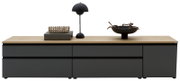 Moderne, niedrige Kommode/Sideboard in Anthrazit mit Holzplatte, frontal aus leichter Augenhöhe fotografiert; oben dekoriert mit schwarzer Tischlampe, Korb und Schale.