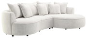 Elegantes, helles Rundsofa mit mehreren Kissen, seitliche Perspektive