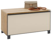 Garderobenbank aus Holz mit cremefarbener Front, darauf eine beige Handtasche und ein rotes Seil, seitliche Perspektive