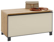 Garderobenbank aus Holz mit cremefarbener Front, darauf eine beige Handtasche und ein rotes Seil, seitliche Perspektive