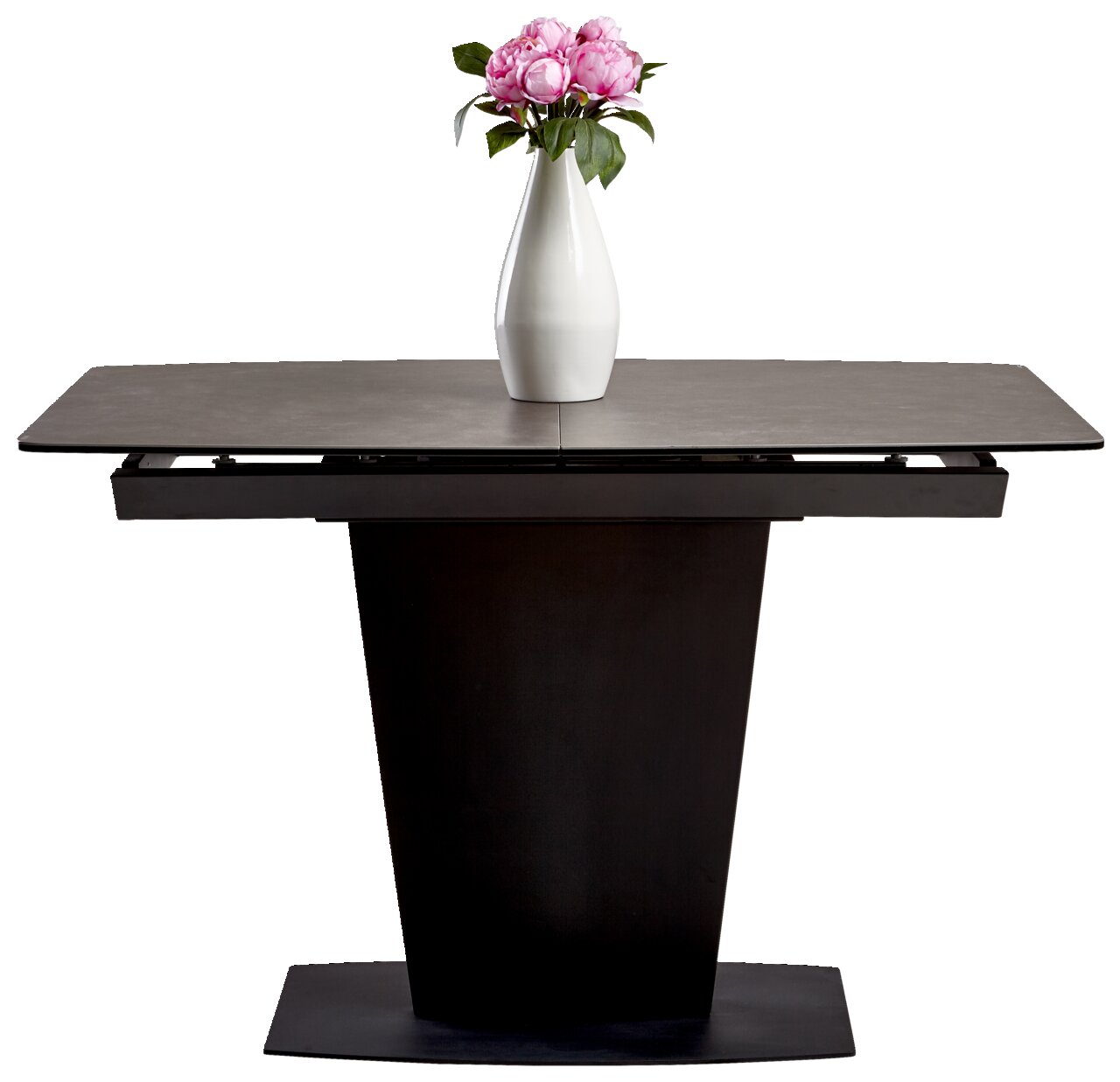 Moderner Esstisch mit dunklem Sockel und ausziehbarer Tischplatte, frontal betrachtet, dekoriert mit einer weißen Vase und rosa Blumen.